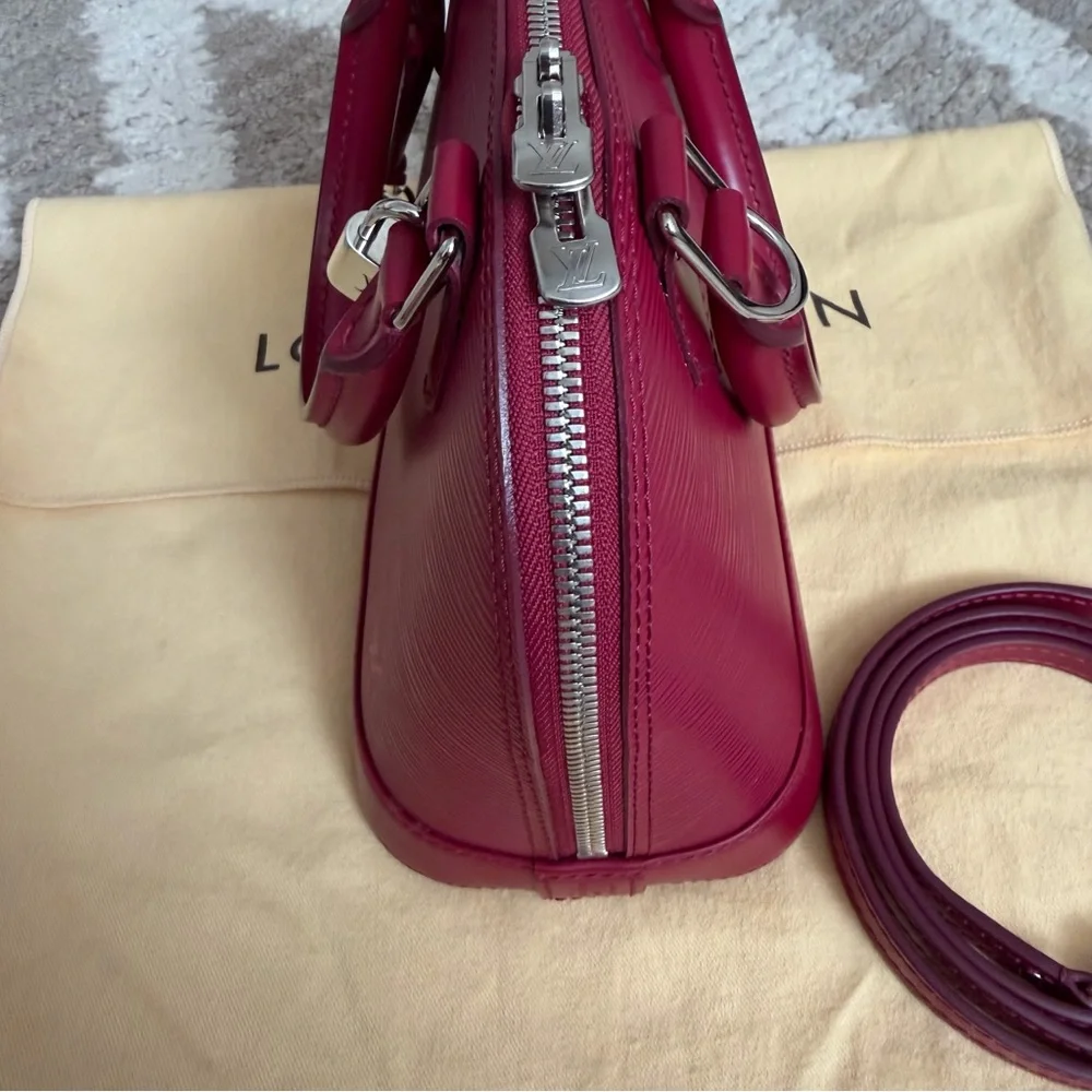 LOUIS VUITTON
Epi Alma BB Fuchsia - Picture 6 of 7